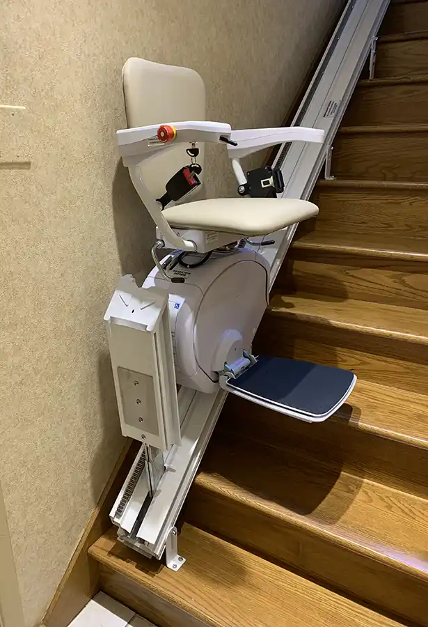 Savaria K2 Plus stair lift configured for less intrusion at the landing
