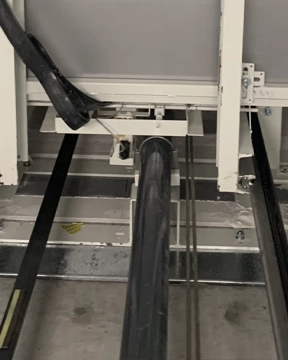 Drive rail and support assembly for a hydraulic system, showing the central guide tube, mounting brackets, and surrounding track components.